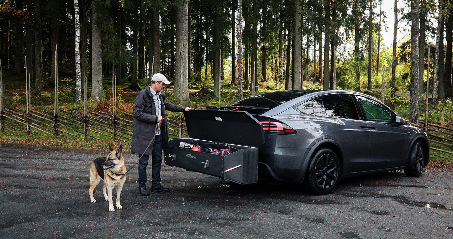 Voiture équipée d un coffre IXTAbox sur attelage dans un paysage d automne